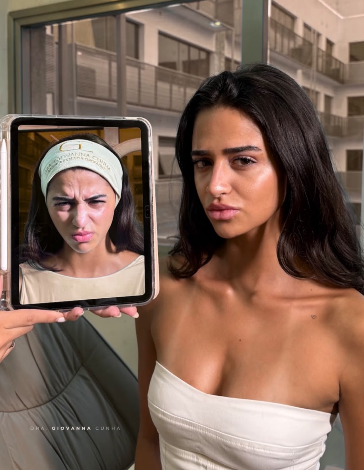 Paciente segurando uma foto anterior das expressões faciais